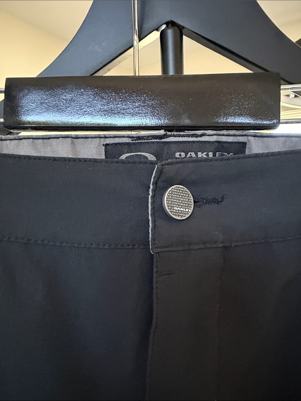 Men’s Oakley flat front golf shorts. - Picture 3 of 5